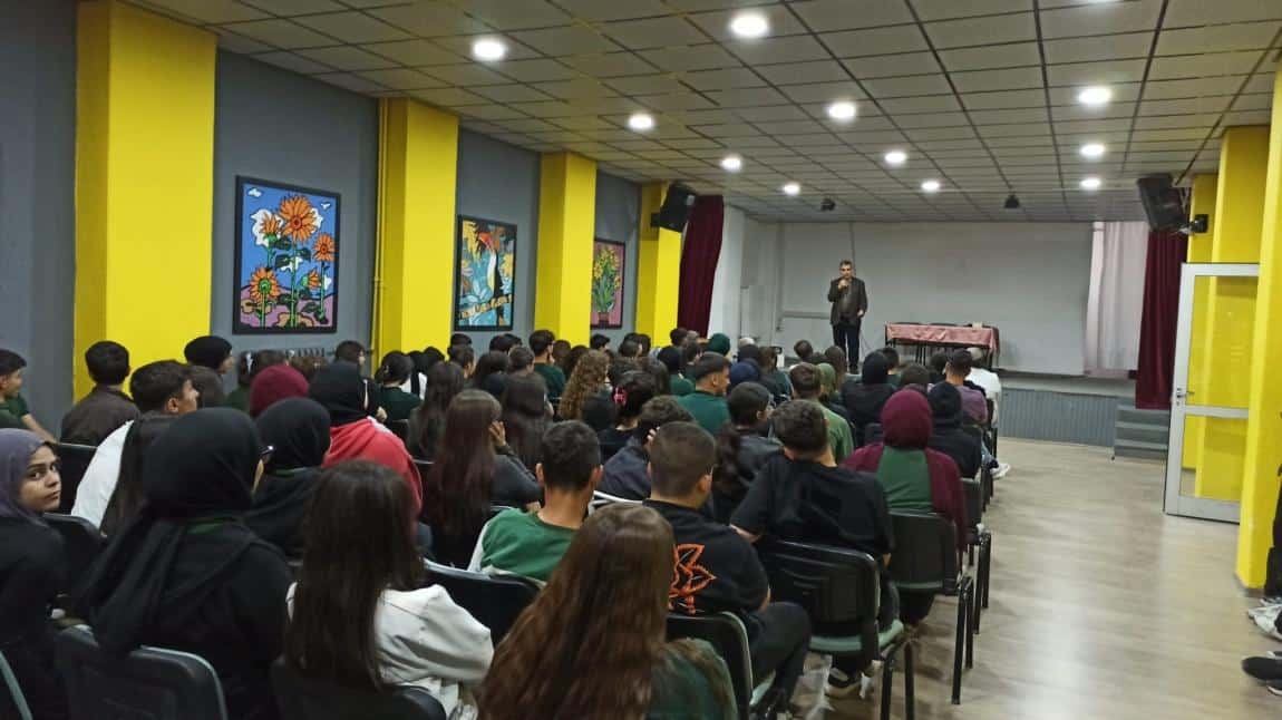 USTA ROMAN YAZARI YILMAZ ERDOĞAN ÖĞRENCİLERİMİZLE SÖYLEŞİ GERÇEKLEŞTİRDİ